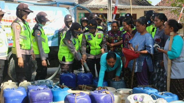 Polwan Bojonegoro Berbagi Air Bersih