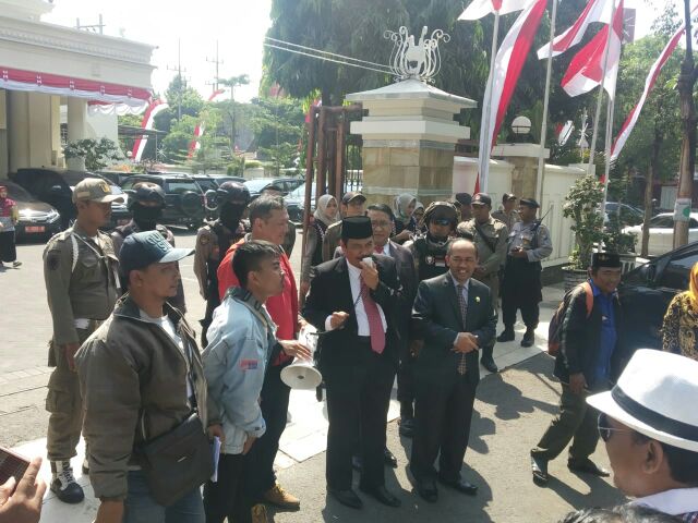 Dukung Jokowi-Ma’ruf Amin, Puluhan Massa Geruduk Kantor DPRD Gresik