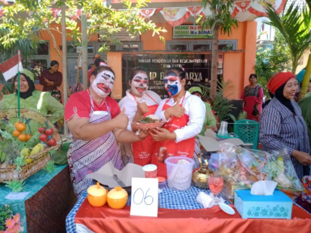 Lomba Rujak Uleg Berkostum Unik di Tambak Asri