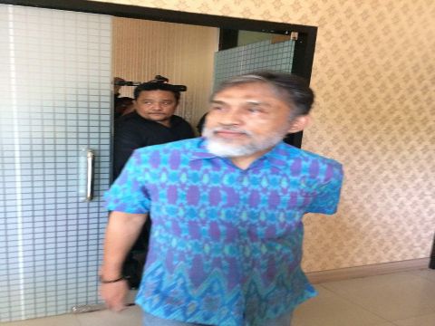 Diantar Suami, Ratih Serahkan Diri ke Jaksa