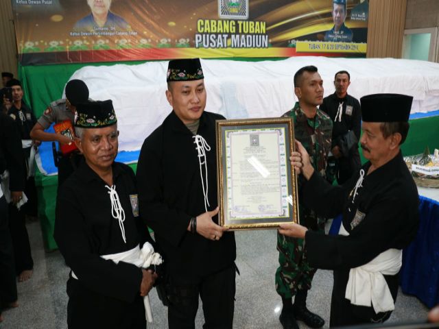Kapolres Tuban dan Dandim 0811 Resmi Warga PSHT Kehormatan 
