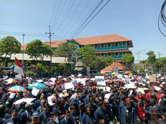 Ketua DPRD Jatim Temui Aksi Demo Mahasiswa