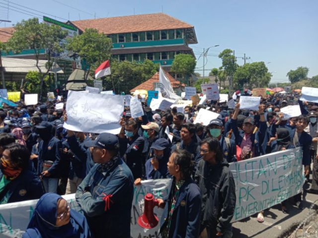 Ribuan Mahasiswa Demo, Jalan Indrapura Ditutup Total