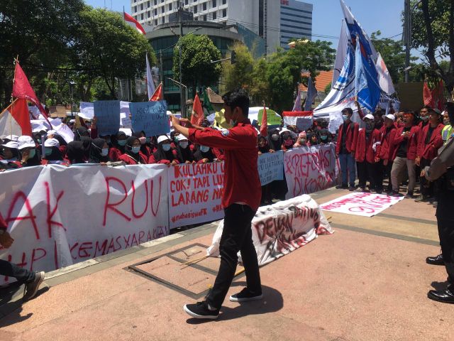 Mahasiswa Demo DPRD Surabaya, Rapat Paripurna Jalan Terus