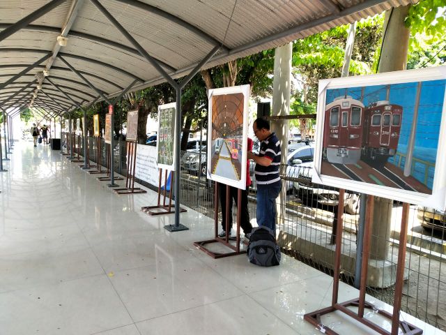 Lukisan Pecinta KA Dipamerkan di Stasiun Gubeng