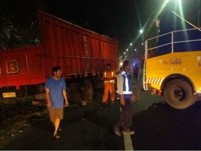 Ngantuk, Truk Tabrak Pembatas Jalan