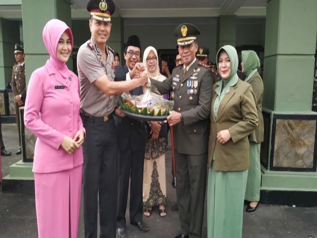 HUT TNI, Kapolres Jember Beri Kejutan kepada Komandan Kodim 0824