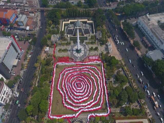 Ribuan Pelajar Bentangkan Bendera Merah Putih 2 Ribu  Meter