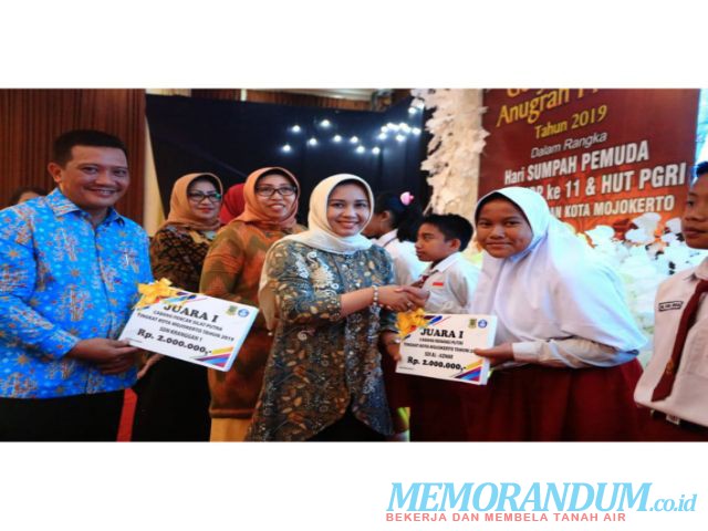 Wali Kota Mojokerto Beri  Penghargaan pada Pelajar Berprestasi