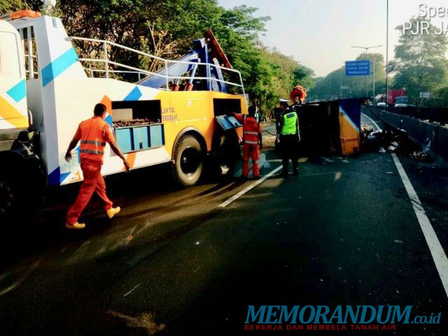 Ban Pecah, Truk Muat Gula Merah Terguling di Tol