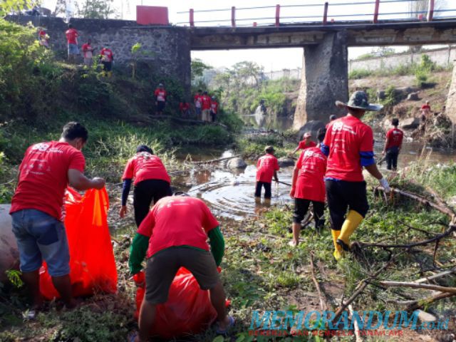 Ribuan Relawan Bersihkan  Anak Sungai Brantas