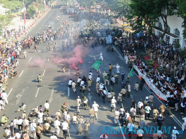 Aksi Teatrikal Meriahkan Parade Surabaya Juang