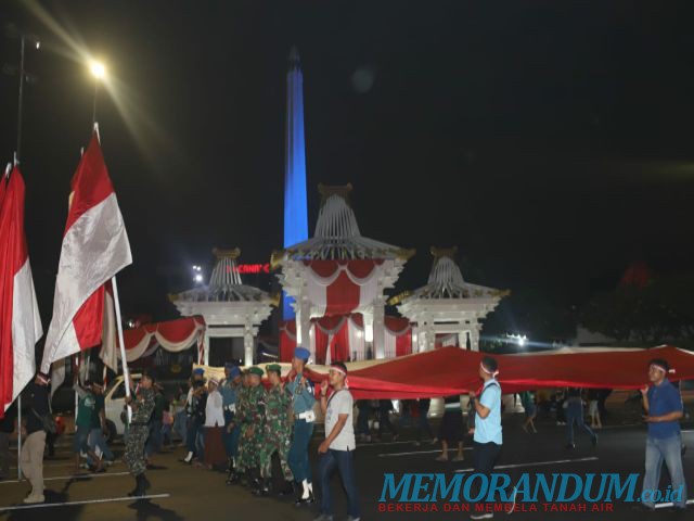 1.000 Personel Bentangkan Bendera Merah Putih di Tugu Pahlawan