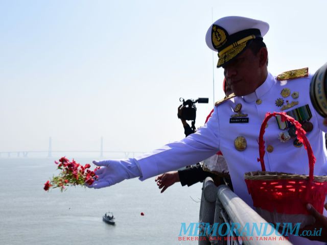 Lantamal V Peringati Hari Pahlawan, Tabur Bunga di Geladak KRI Surabaya-591