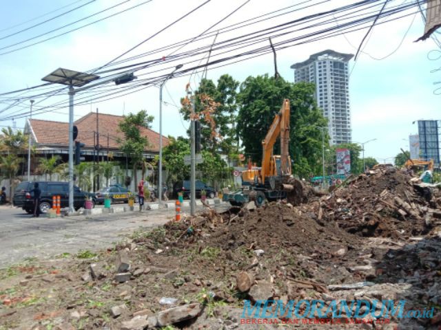 Stan  Pedagang Unggas Pasar Keputran Selatan Diratakan dengan Tanah