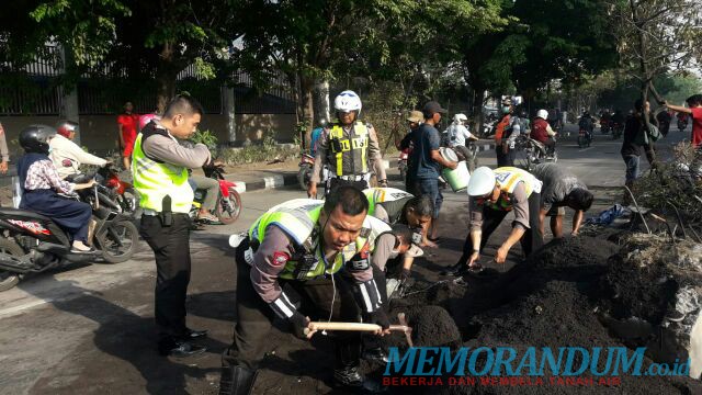 Truk Muatan Pasir Terguling di Buduran, Satlantas Polresta Sidoarjo Cepat Normalkan Lalu Lintas