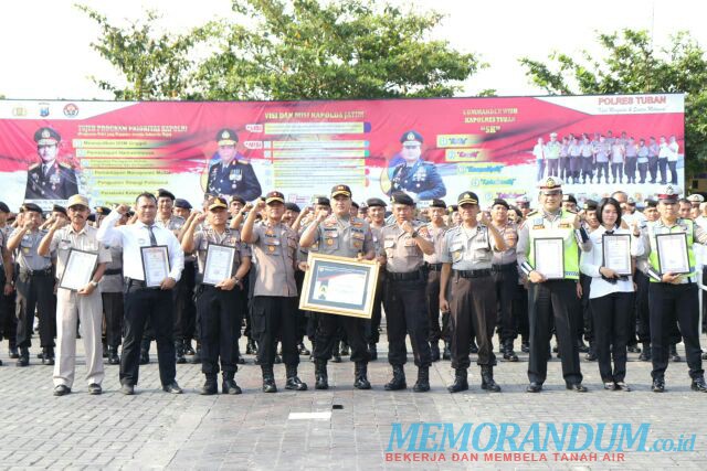 Kapolres Tuban Beri Panghargaan Anggota yang Menjadi Role Model Pelayanan Publik