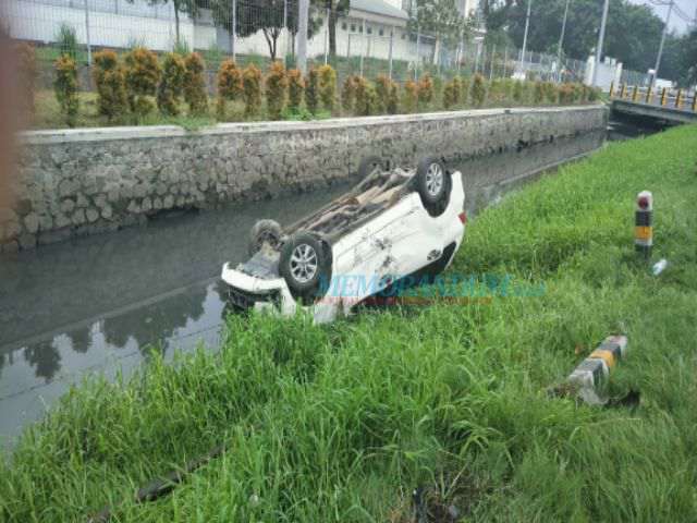 Ngantuk, Hantam Tiang Listrik, Avanza Masuk Sungai hingga Terbalik