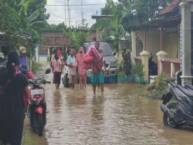 Banjir di Jombang Masuk ke Permukiman, Warga Mengungsi