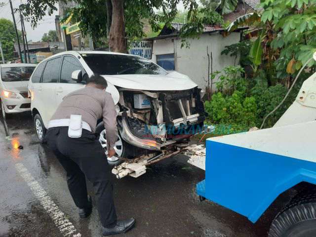 Pecah Ban, Avanza Hantam Pohon