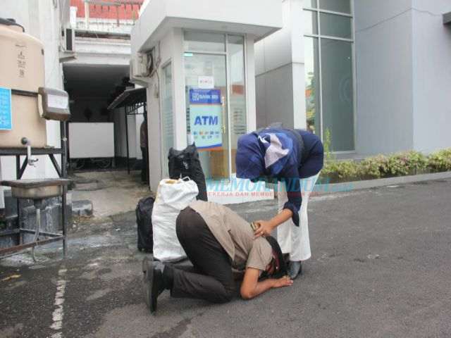 Usai Pembaretan, Bintara Baru Sujud ke Kaki Orang Tua