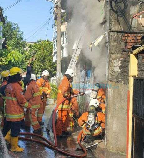 Rumah Tenggilis Mulya Ludes Dilalap Api