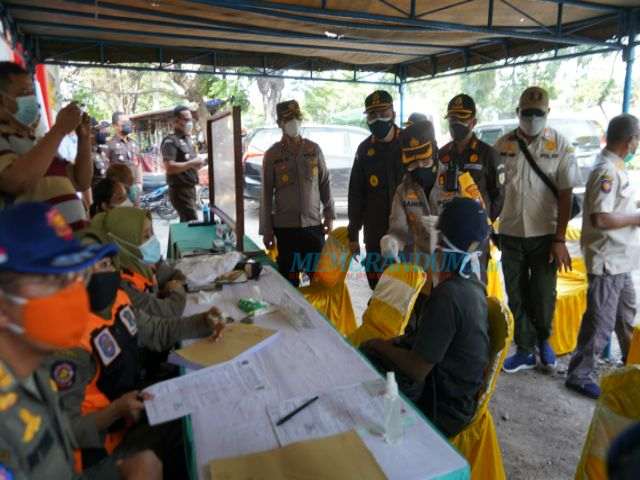 Petugas Gabungan Operasi Yustisi di Mbah Ratu, Pelanggar Disidang di Tempat