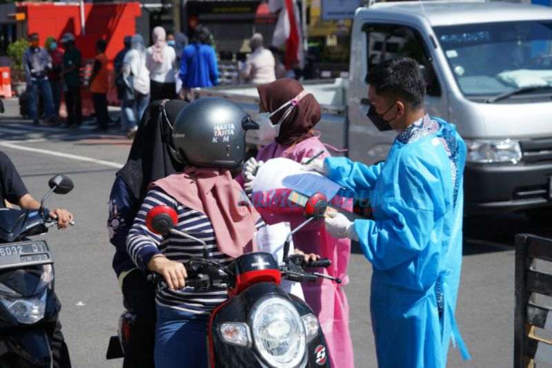 Warga Surabaya Serbu Polres Perak Ikuti Vaksin Drive Thru