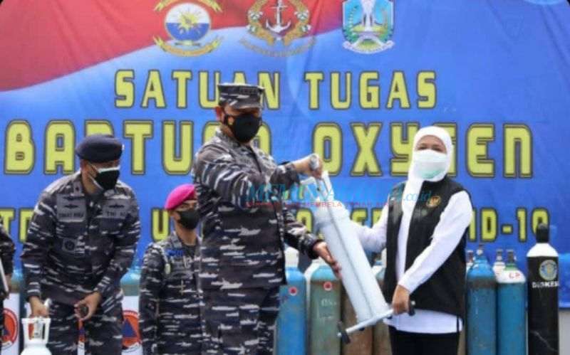 Gubernur Khofifah Terima  Bantuan Tabung Oksigen dari KSAL