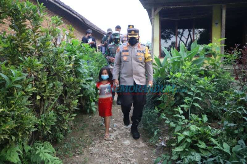 Gadis Cilik Semangati Polisi-TNI Bagikan Bansos 