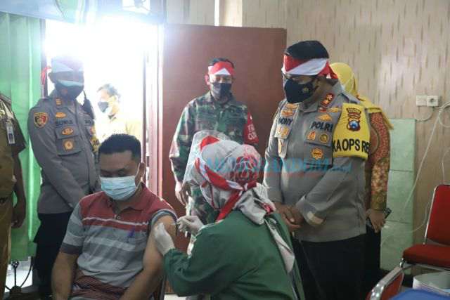 Tinjau Gerai Vaksin, Kapolres Ajak Masyarakat Kibarkan Bendera Merah Putih