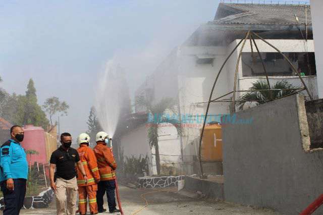 Tekan Covid, Rutan Surabaya Adakan Penyemprotan Disinfektan Skala Besar