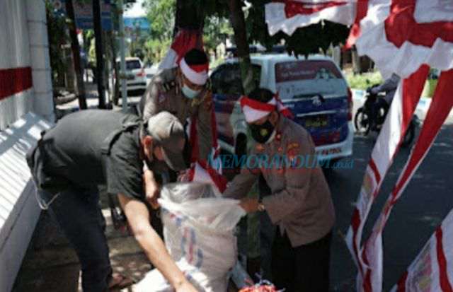 Polisi Borong Bendera Merah Putih, Pedagang Bersyukur