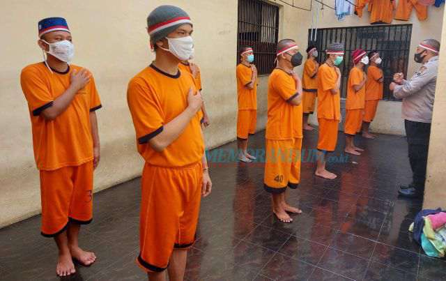 Khidmat, Tahanan Polres Malang Ikuti Upacara Detik-detik Proklamasi secara Virtual