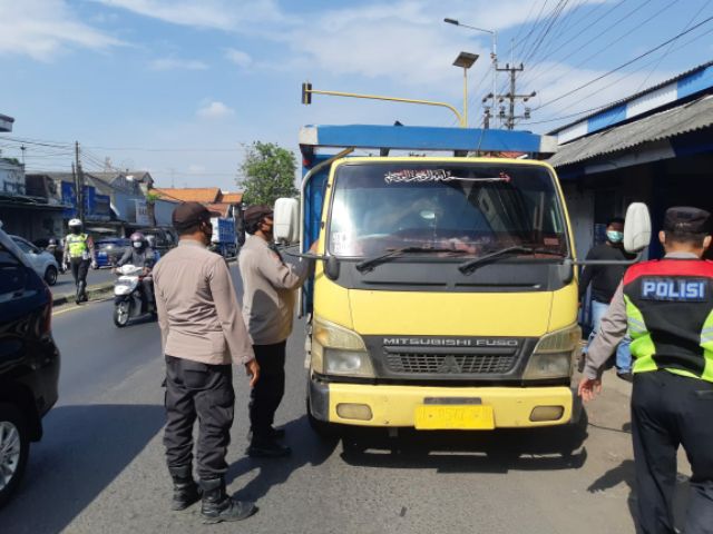 Antisipasi PMK, Polisi Periksa Kendaraan Bermuatan Hewan Ternak 