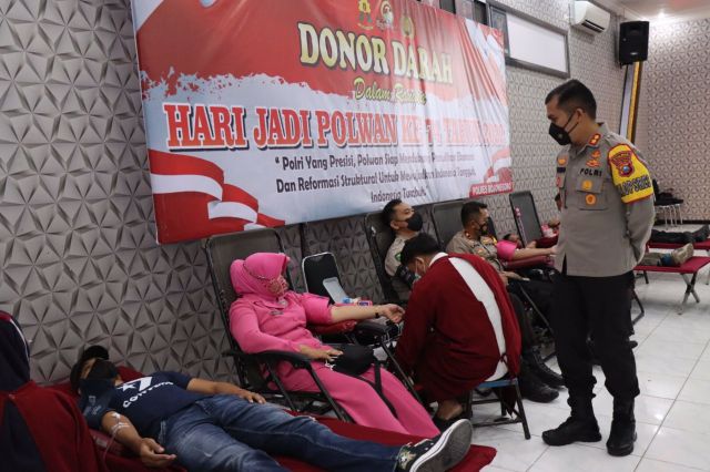 Bantu Penuhi Stok Darah di Bojonegoro, Polwan Gelar Donor Darah