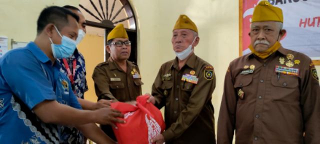 PWI Sidoarjo dan Alfamart Gelar Baksos untuk Veteran