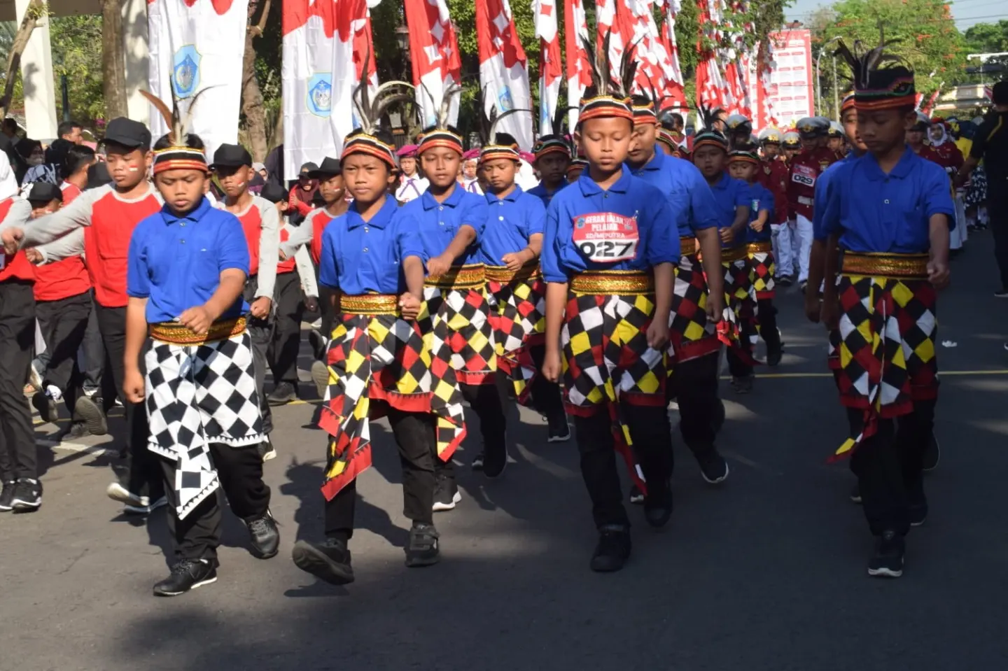 Kemeriahan Lomba Gerak Jalan Semarakkan Agustusan di Lamongan