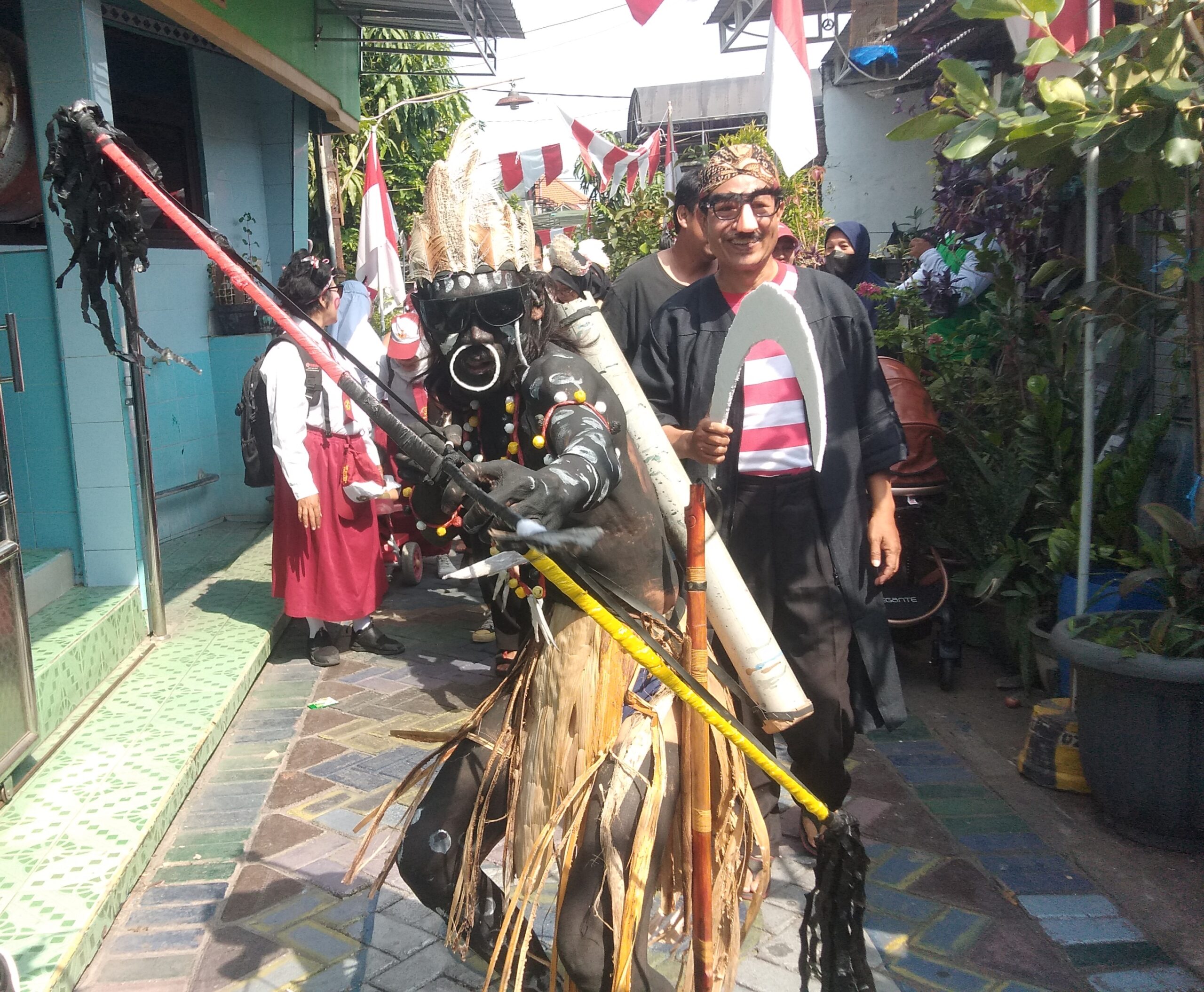 Ratusan Orang Berpakaian Aneh Hebohkan Benowo