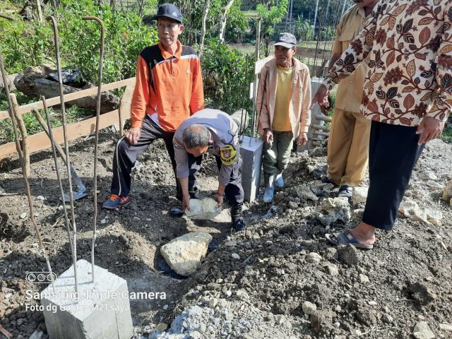 Bhabinkamtibmas Polsek Wonotirto Gotong Royong Bangun Musala