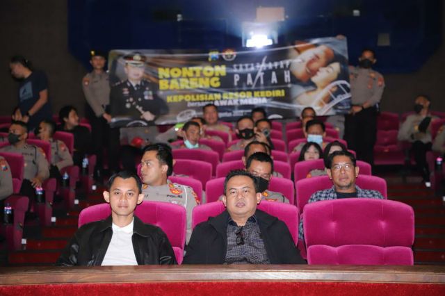 Kapolres Kediri Ajak Personel Nobar Film Sayap-Sayap Patah