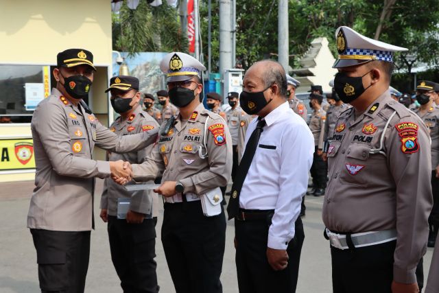 Anggota Ulang Tahun, Kapolres Beri Ucapan di Apel Pagi