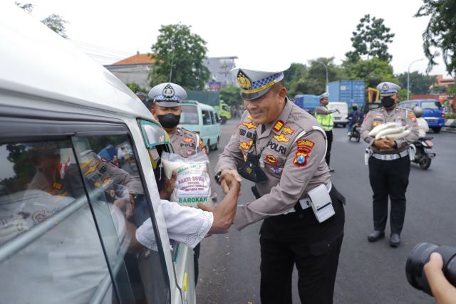 BBM Naik, Polres Tanjung Perak Berbagi Sembako