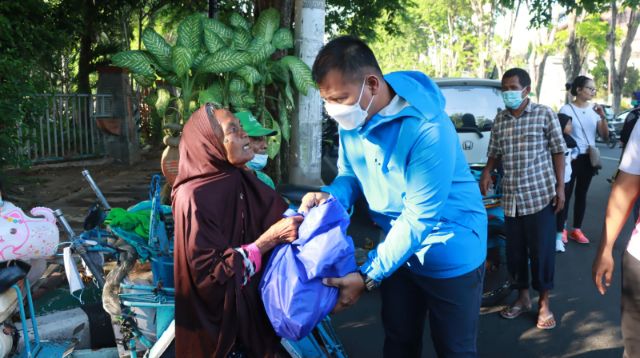 Polresta Sidoarjo Bagikan Sembako kepada Warga di Alun-Alun 