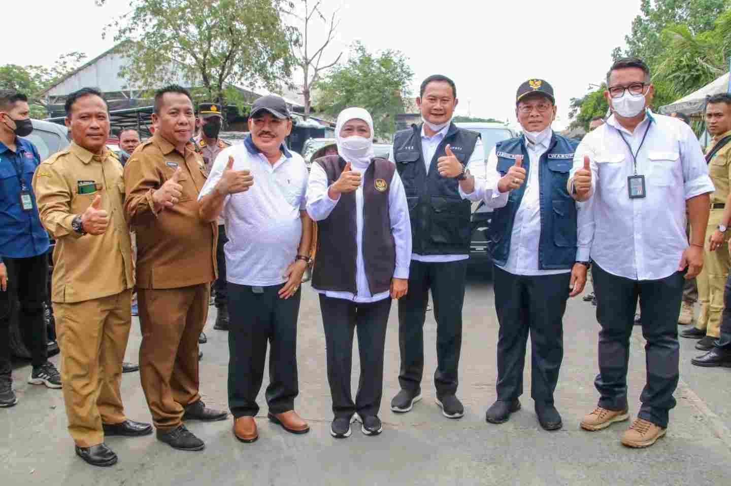 Kunjungi Lamongan, Gubernur Khofifah Salurkan Program Perlindungan Sosial Bagi Ribuan Warga Terdampak Kenaikan