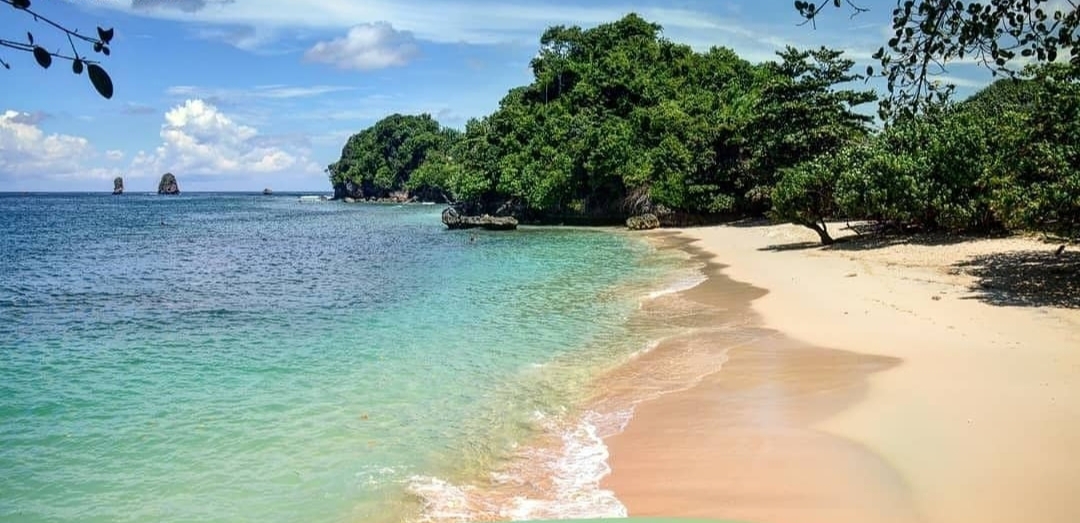 Pantai Tiga Warna, Pesona Keindahan Sajian Alam di Malang