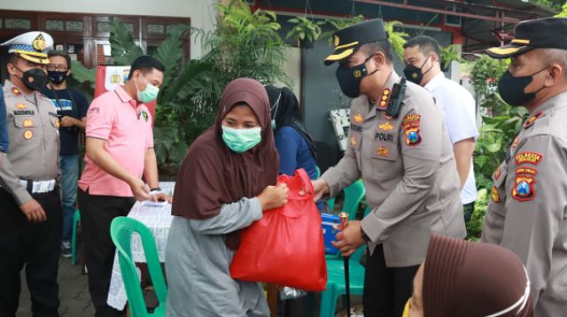 Pengobatan Gratis dan Bansos Polresta Sidoarjo Diserbu Warga Waru