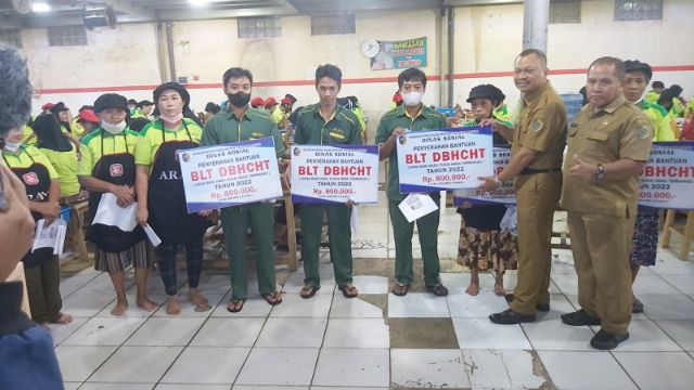 Ratusan Buruh Pabrik Rokok Terima BLT Dana Bagi Hasil