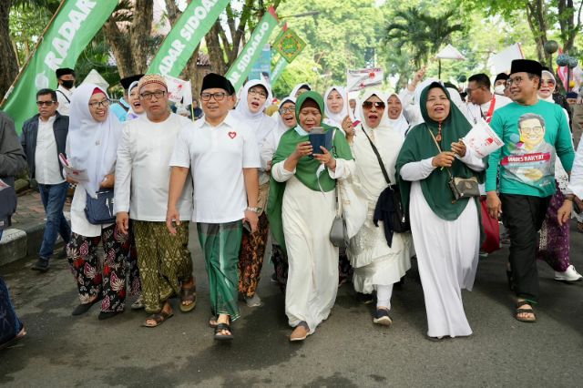 Gus Muhaimin Jalan Sehat Sarungan Bareng Puluhan Ribu Santri