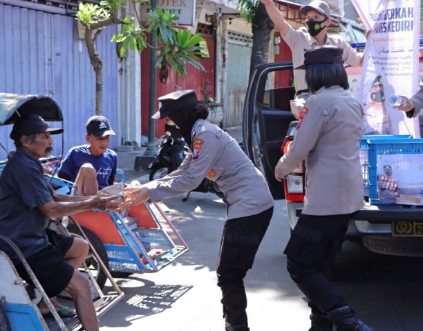 Jumat Berkah, Polisi Kediri Bagikan Nasi Bungkus kepada Masyarakat 